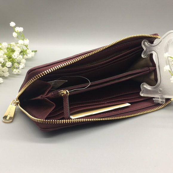 Michael Kors Jet Set Lg Three QTR Zip Wallet - Picture 5 of 8